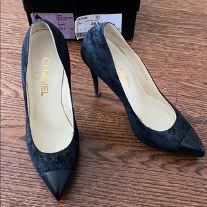 AUTH CHANEL black pumps 35.5